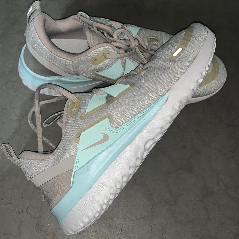 Nike womens 9.5 sneakers new!
